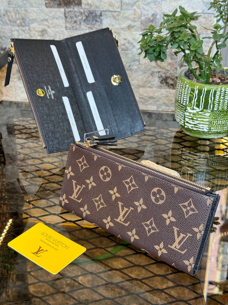 L Leather Adele Wallet (Black)