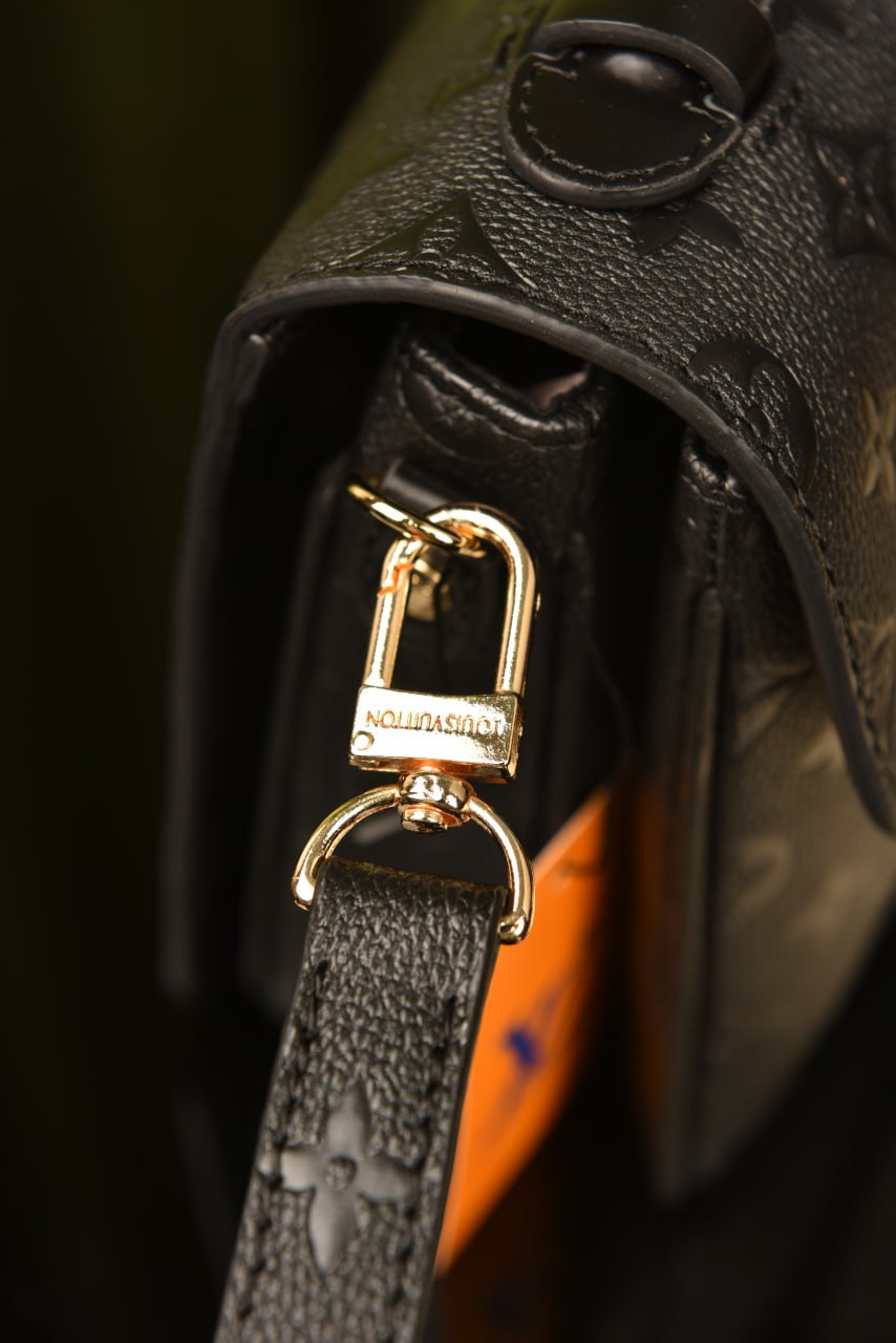 - Metis Pochette Black