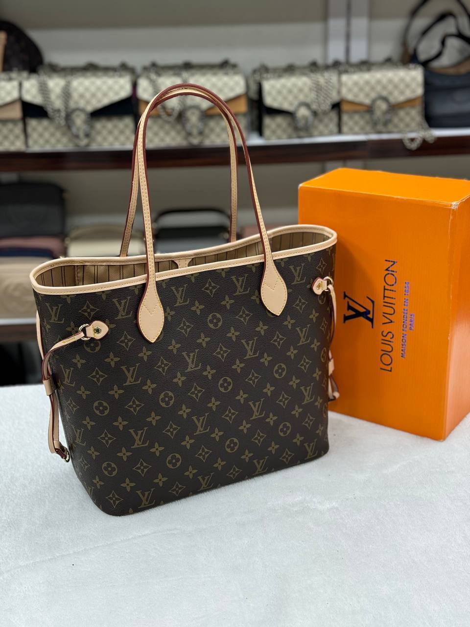 - Neverfull (Classic)